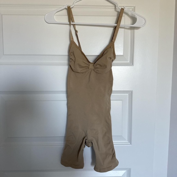 SKIMS Other - SKIMS Seamless Sculpt Mid Thigh Bodysuit Shapewear